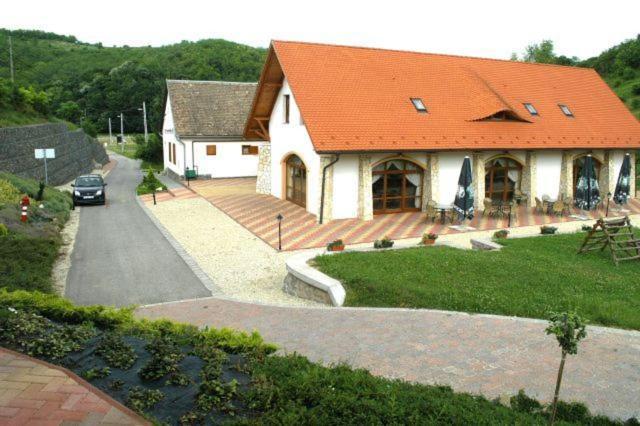 Bed and Breakfast Naspolya Panzio Es Etterem Bátaapáti Exterior foto